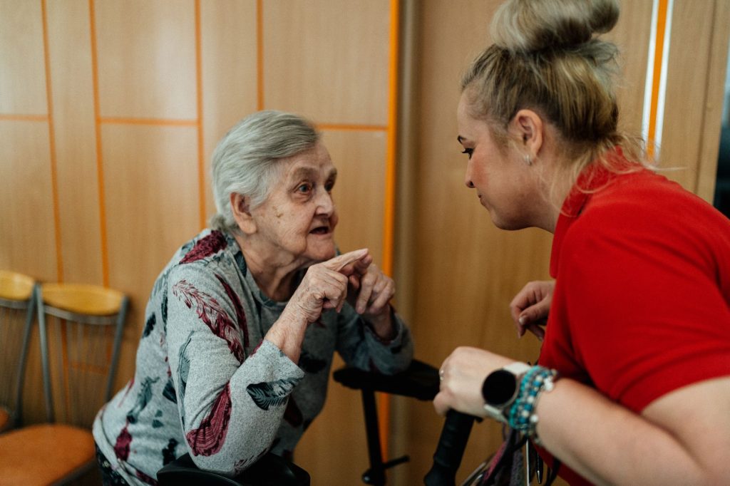 Pflegekraft unterstützt Seniorin bei der Körperpflege