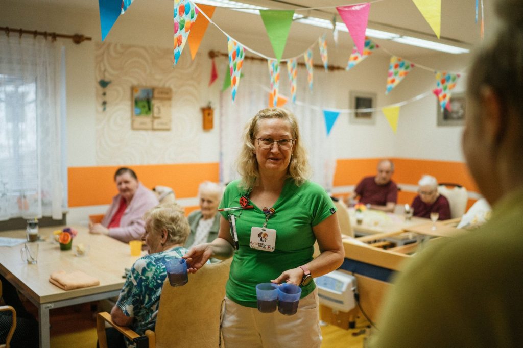 Pflegefachkraft bereitet Medikamente vor