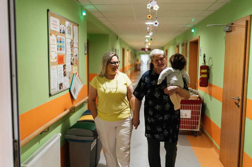 Pflegekraft im Gespräch mit einer älteren Person