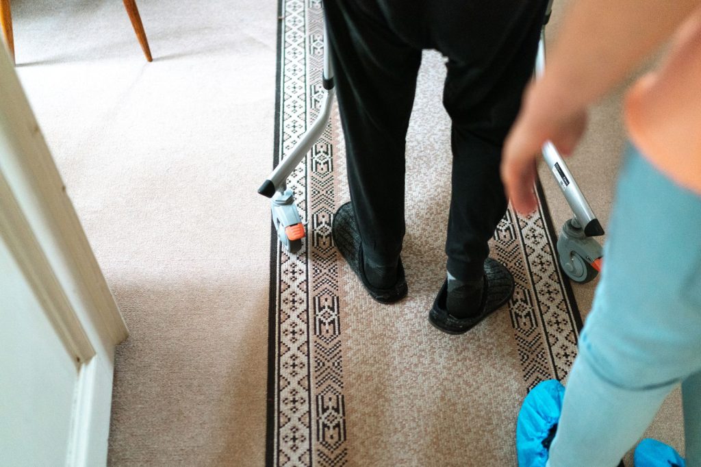 Unterstützung im Haushalt einer Seniorin